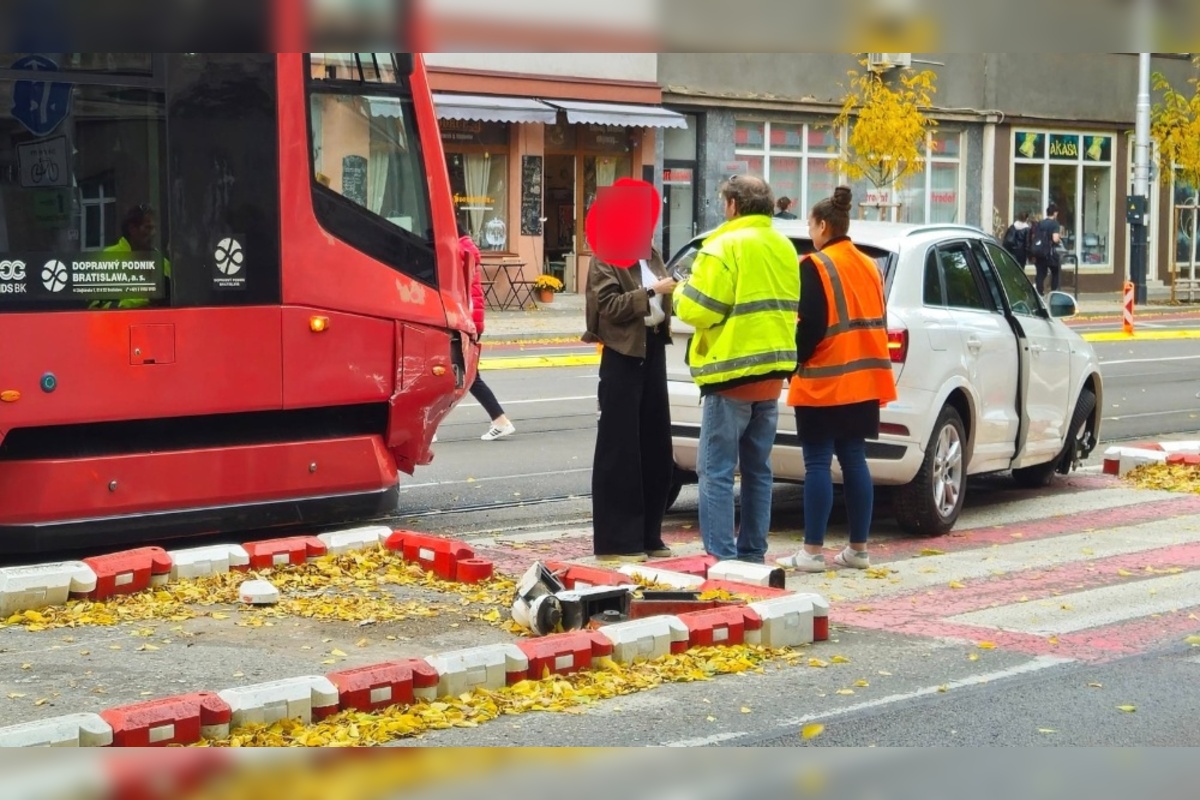 FOTO: Nehoda električky a osobného auta na Vajnorskej ulici, foto 4