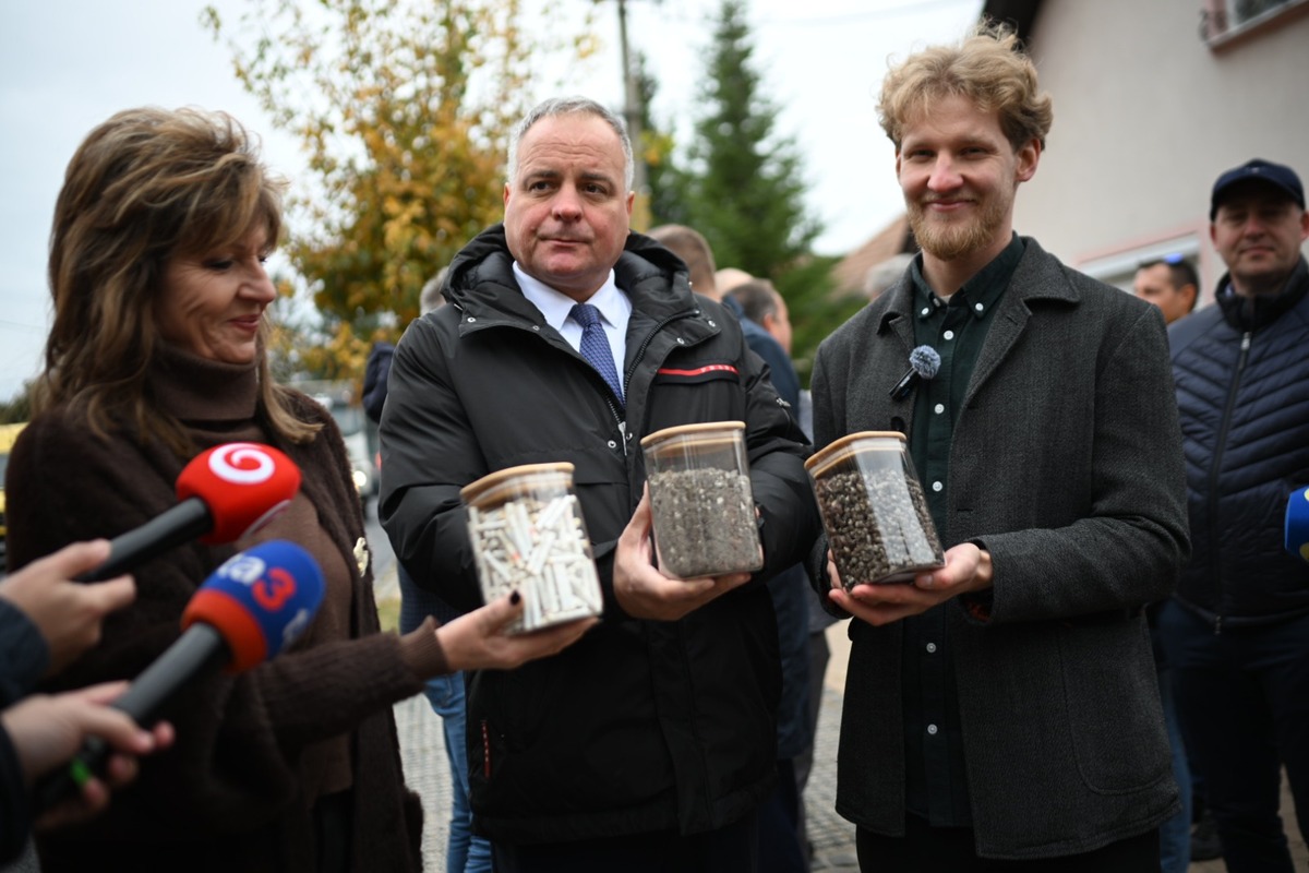 FOTO: Bratislavský kraj testuje asfalt s prímesami recyklovaných ohorkov z cigariet, foto 6