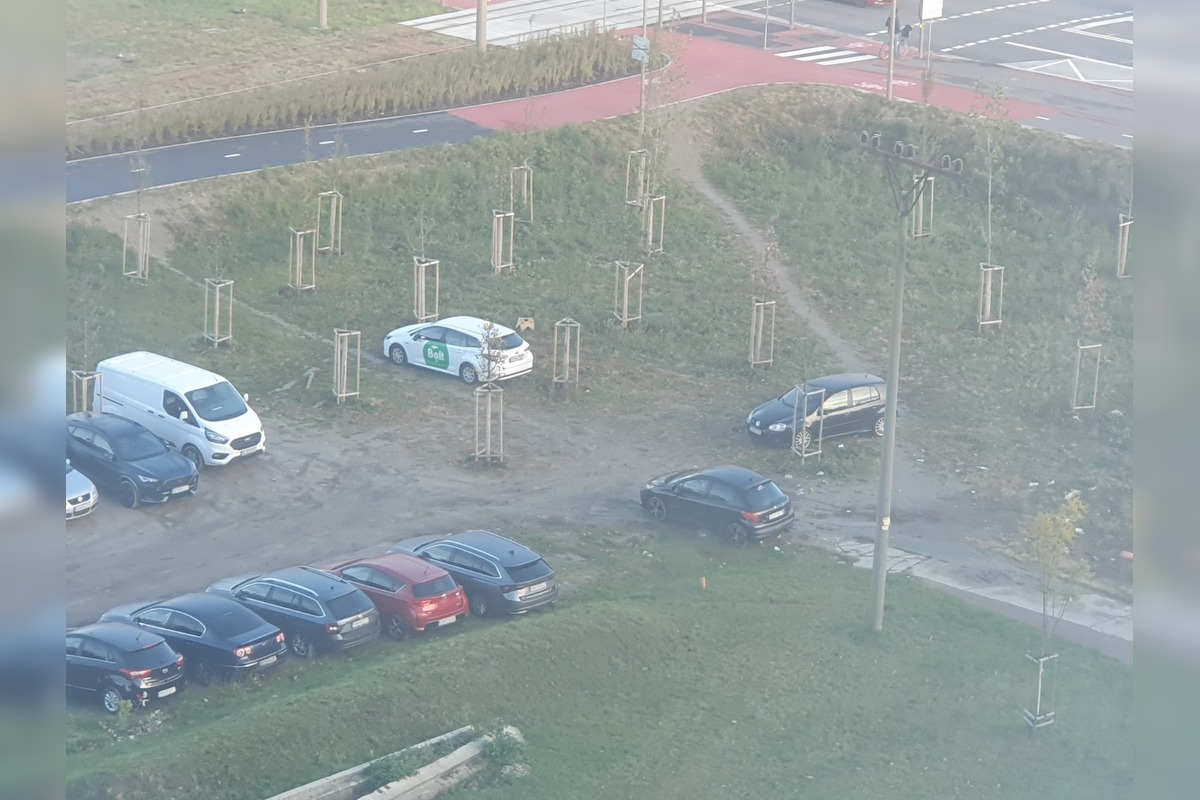 FOTO: Bizarné parkovanie na Námestí hraničiarov v Petržalke, foto 1