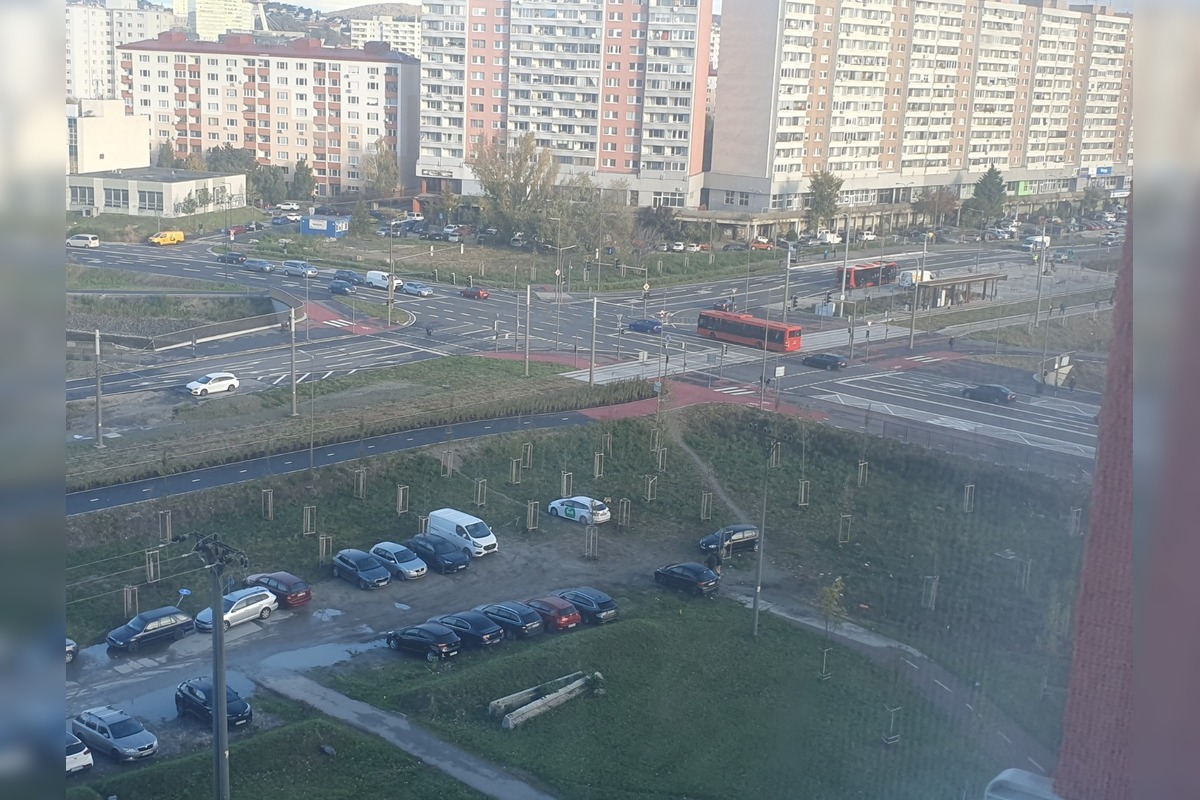 FOTO: Bizarné parkovanie na Námestí hraničiarov v Petržalke, foto 2