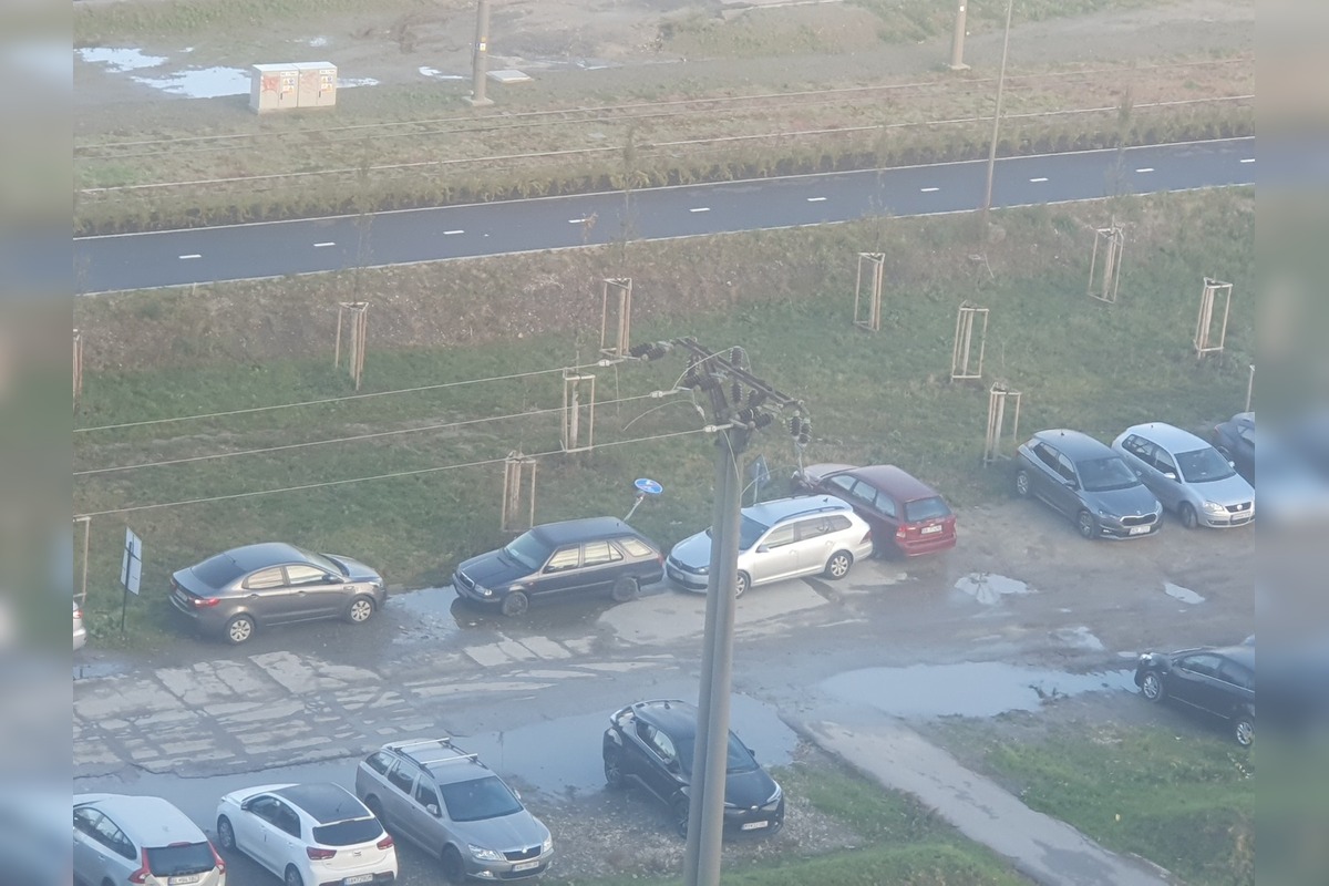 FOTO: Bizarné parkovanie na Námestí hraničiarov v Petržalke, foto 3