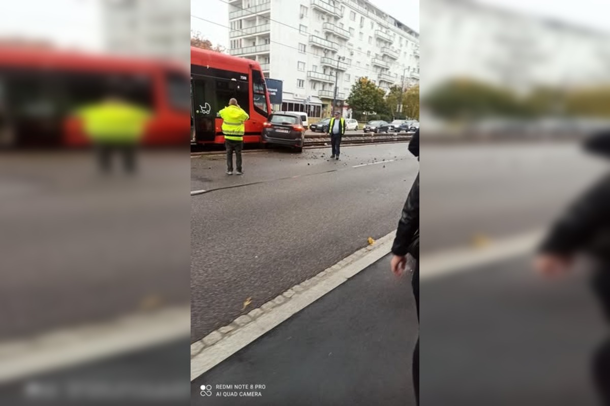 FOTO: Na Račianskej sa zrazila električka s osobným autom, foto 1