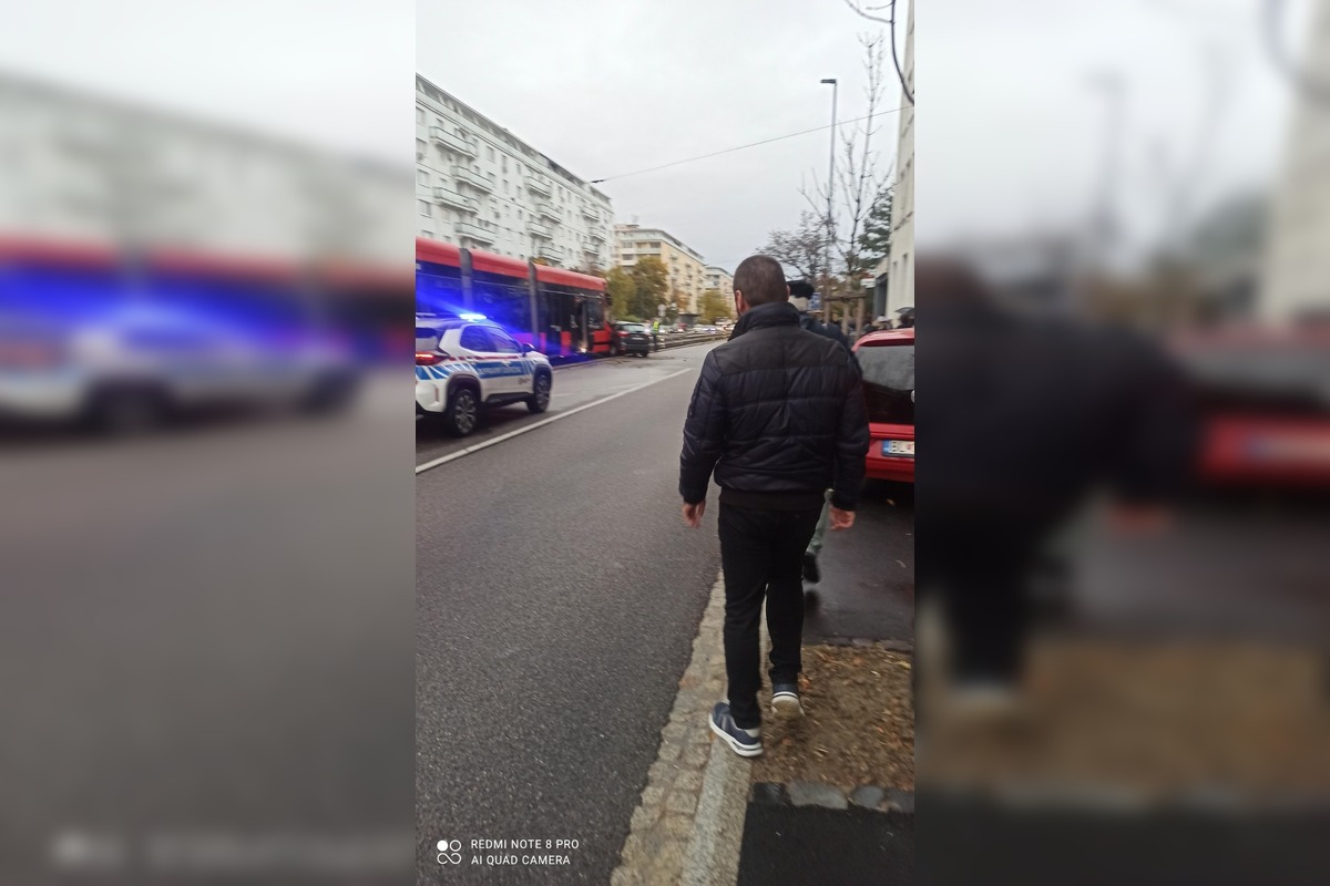 FOTO: Na Račianskej sa zrazila električka s osobným autom, foto 2