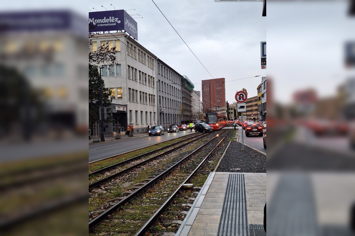 FOTO: Na Račianskej sa zrazila električka s osobným autom, foto 3