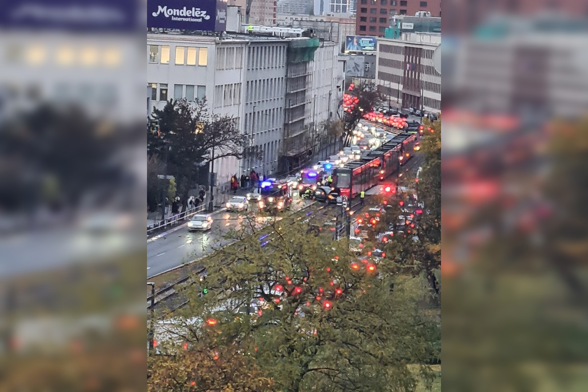 FOTO: Na Račianskej sa zrazila električka s osobným autom, foto 4