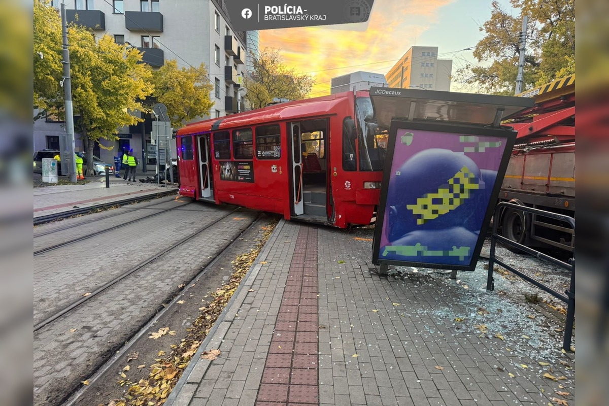 FOTO: Električka sa zrazila s osobným autom, foto 1