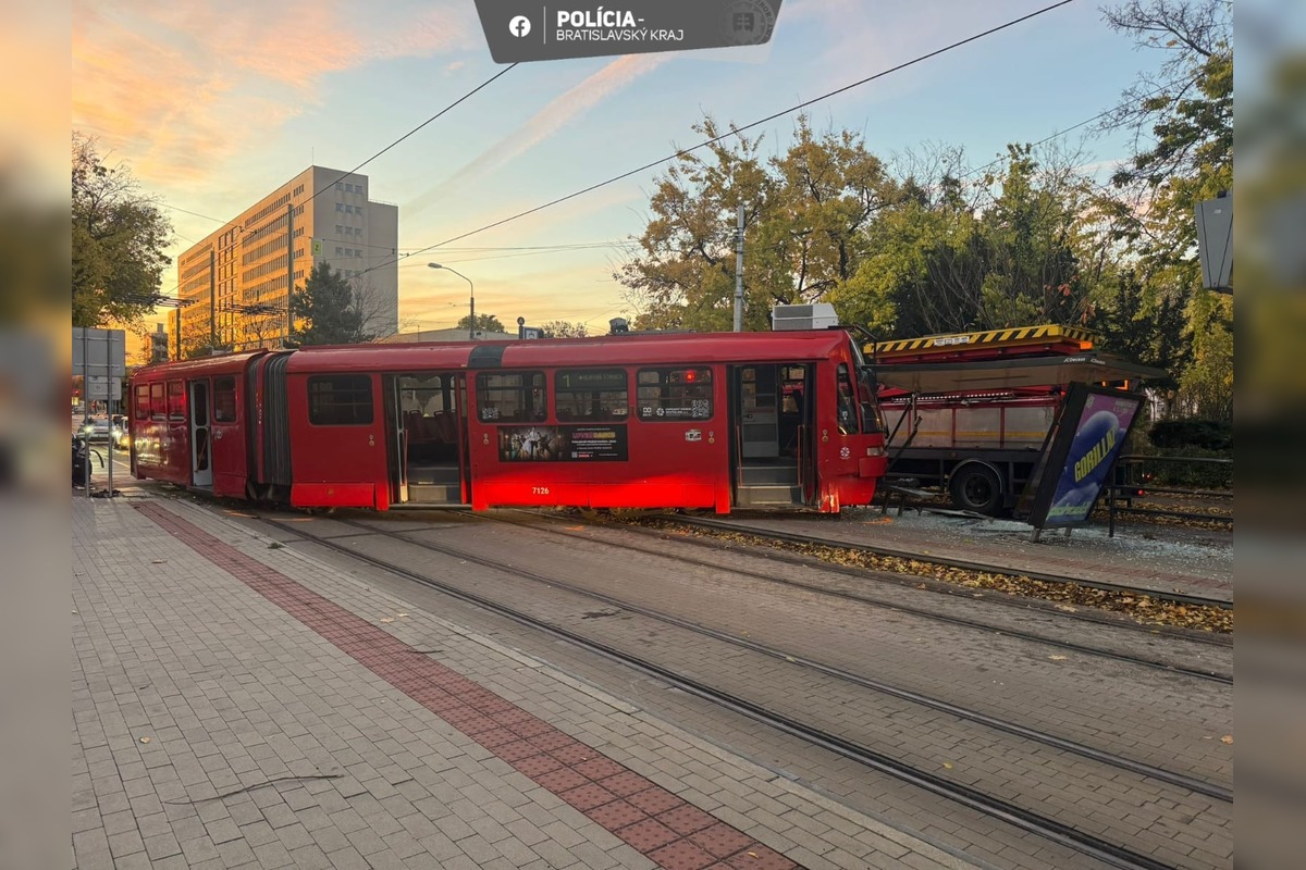 FOTO: Električka sa zrazila s osobným autom, foto 2