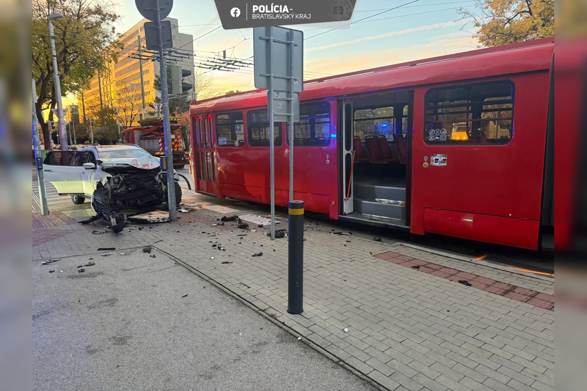 FOTO: Električka sa zrazila s osobným autom, foto 3