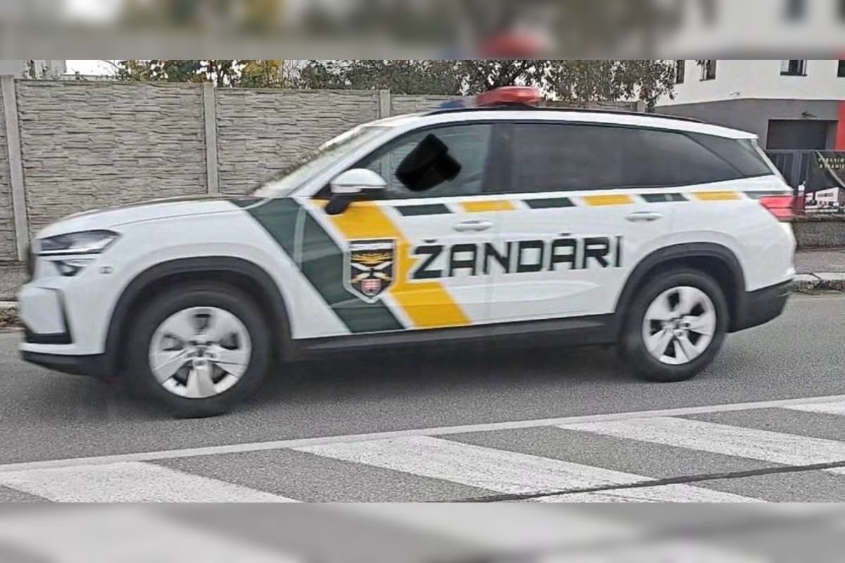 FOTO: Žandárske autá v Trenčíne zaskočili obyvateľov. Minister Kaliňák priznal, že farby vyberal on sám, foto 2
