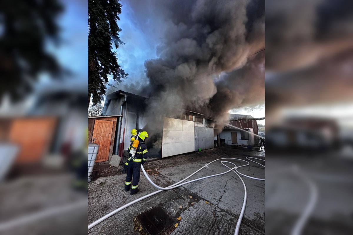 FOTO: Požiar autoservisu vo Vrakuni, foto 1