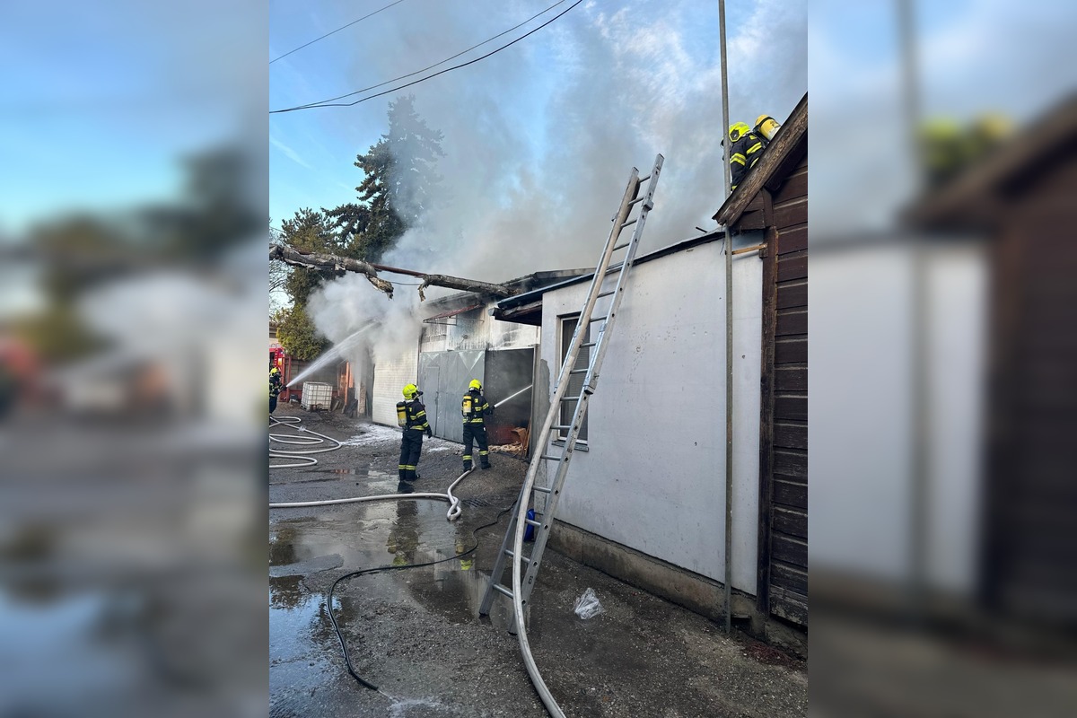 FOTO: Požiar autoservisu vo Vrakuni, foto 2