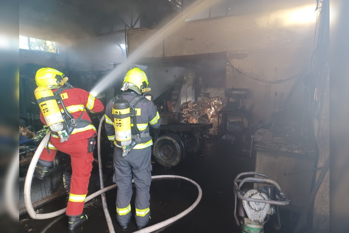 FOTO: Požiar autoservisu vo Vrakuni, foto 3
