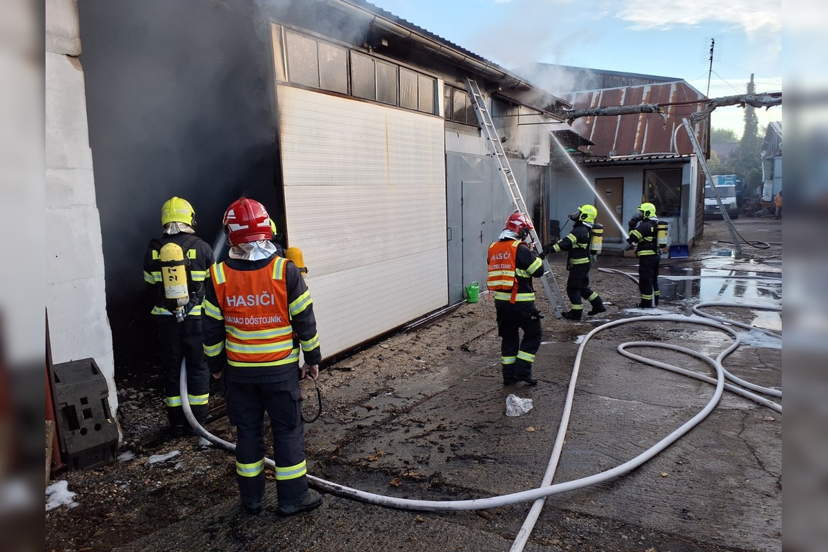 FOTO: Požiar autoservisu vo Vrakuni, foto 5