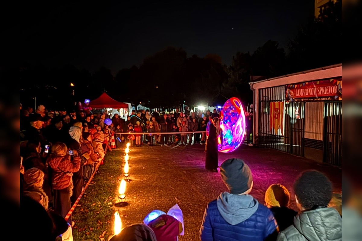 FOTO: Lampiónový sprievod rozžiaril ulice v Rači, foto 2