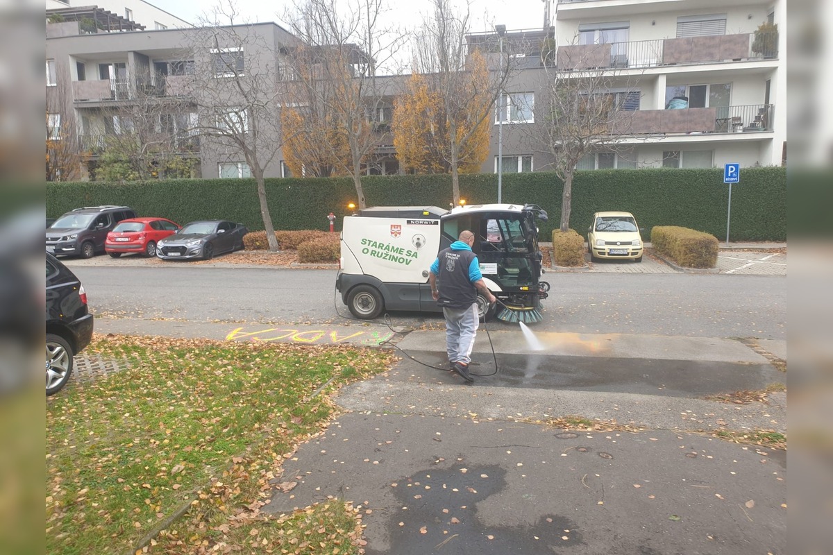 FOTO: Kriedový nápis na chodníku v Ružinove vyvolal susedský spor, foto 4