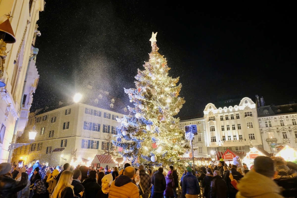 FOTO: Rozsvietenie vianočného stromčeka na Hlavnom námestí (2024), foto 1