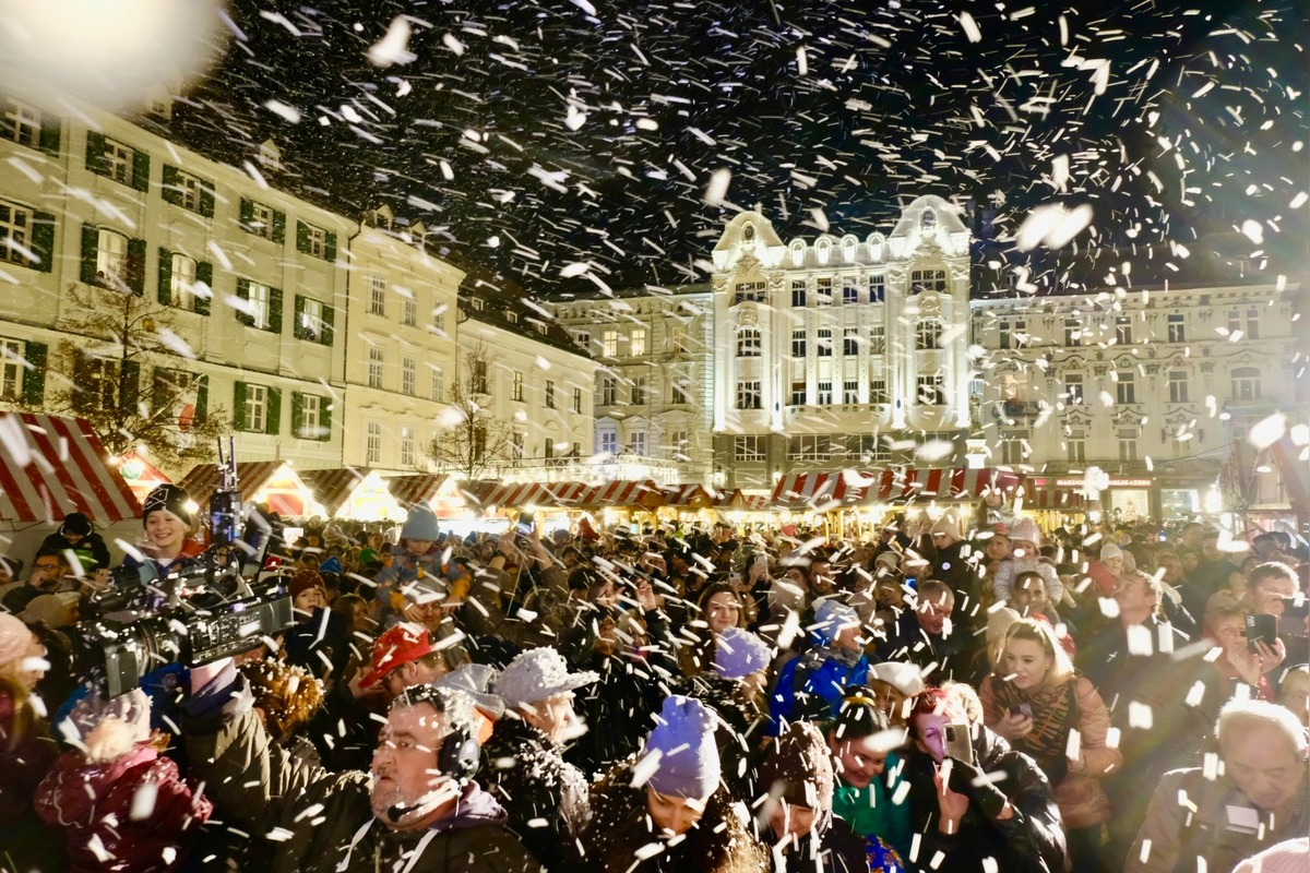FOTO: Rozsvietenie vianočného stromčeka na Hlavnom námestí (2024), foto 2