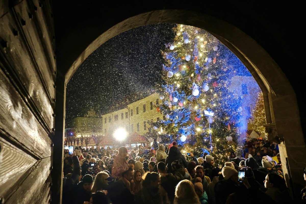 FOTO: Rozsvietenie vianočného stromčeka na Hlavnom námestí (2024), foto 3