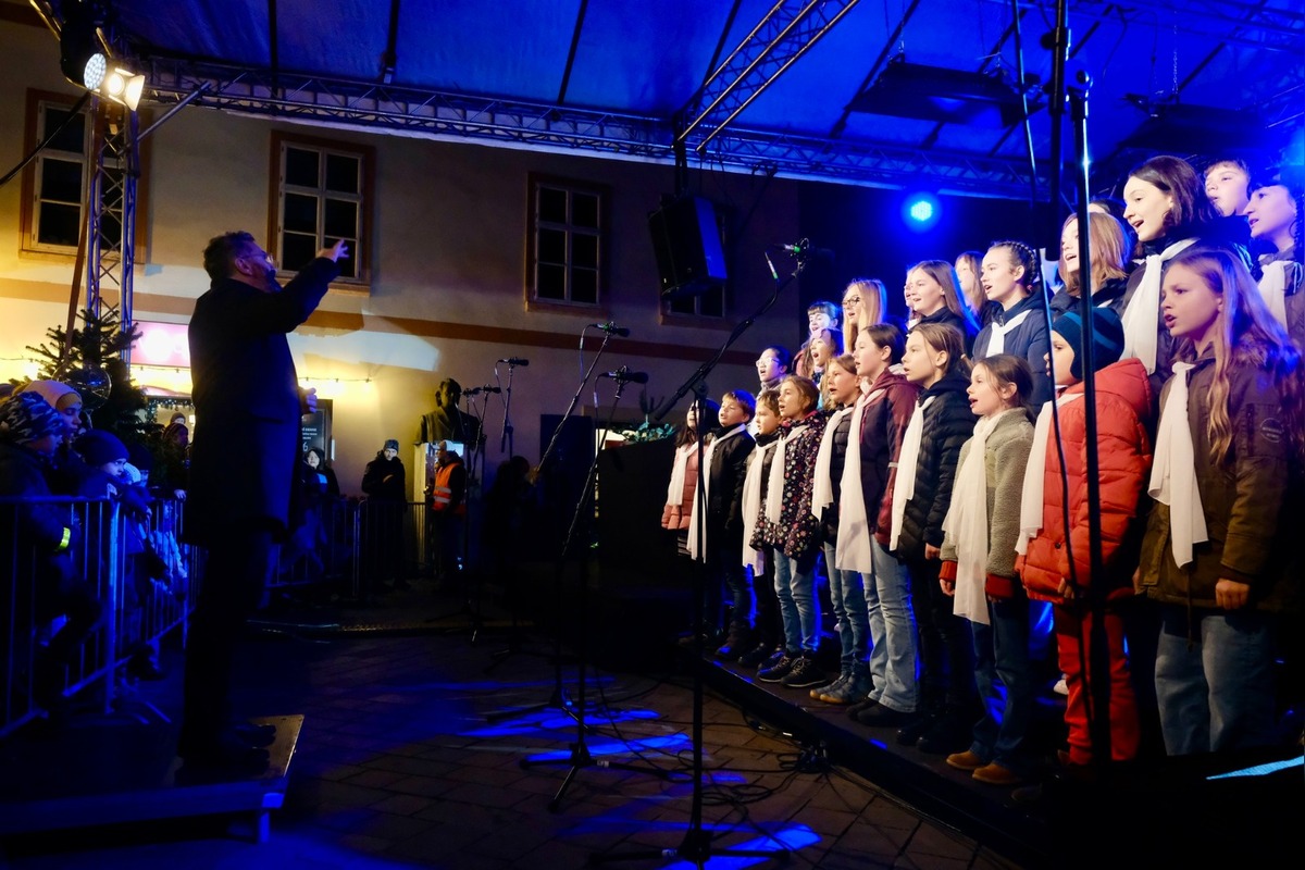 FOTO: Rozsvietenie vianočného stromčeka na Hlavnom námestí (2024), foto 4