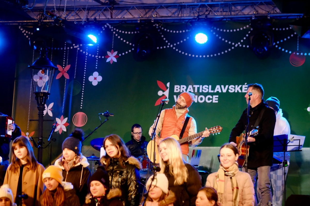 FOTO: Rozsvietenie vianočného stromčeka na Hlavnom námestí (2024), foto 6
