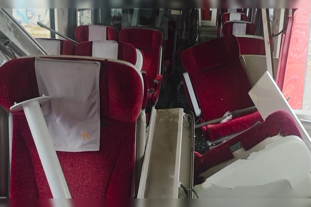 FOTO: Interiér zničeného vlaku Tatran po zrážke v Pezinku, foto 4