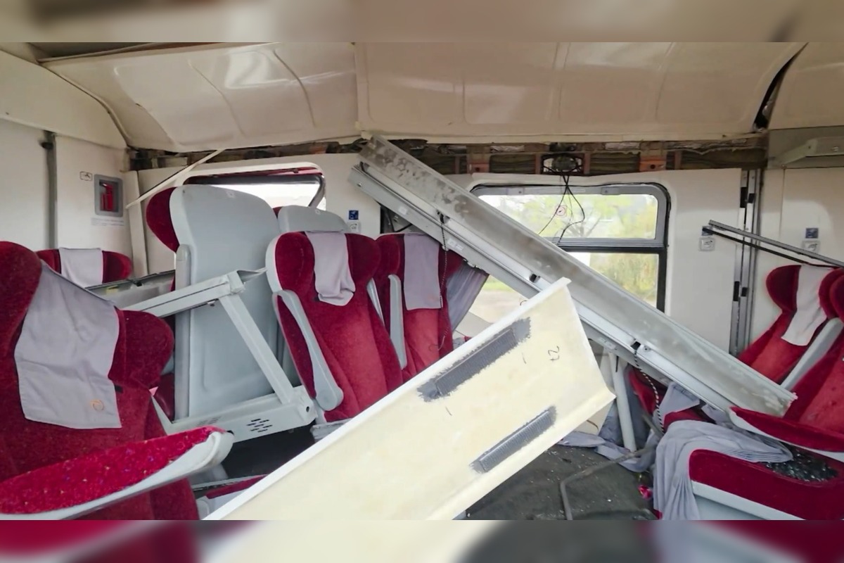 FOTO: Interiér zničeného vlaku Tatran po zrážke v Pezinku, foto 5