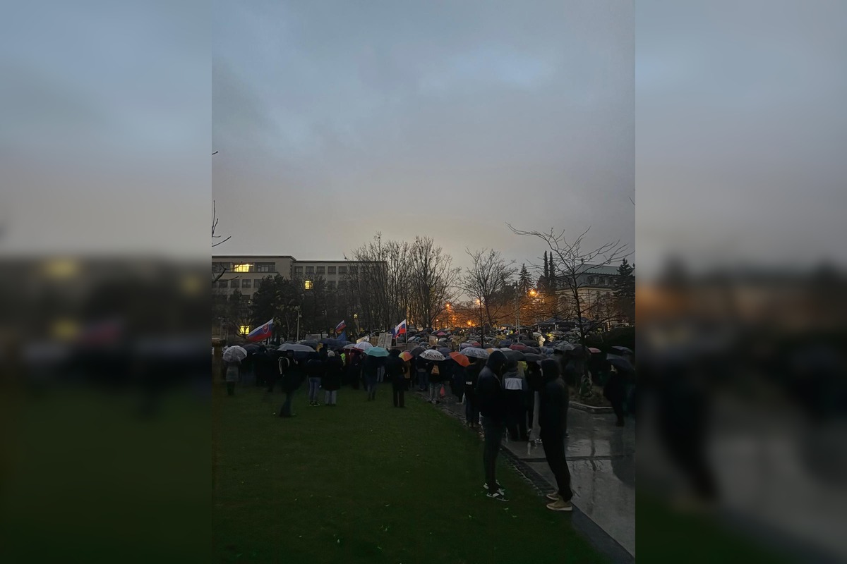 FOTO: Protesty a zhromaždenia v Bratislave a okolí. Námestie slobody bolo plné ľudí, foto 3