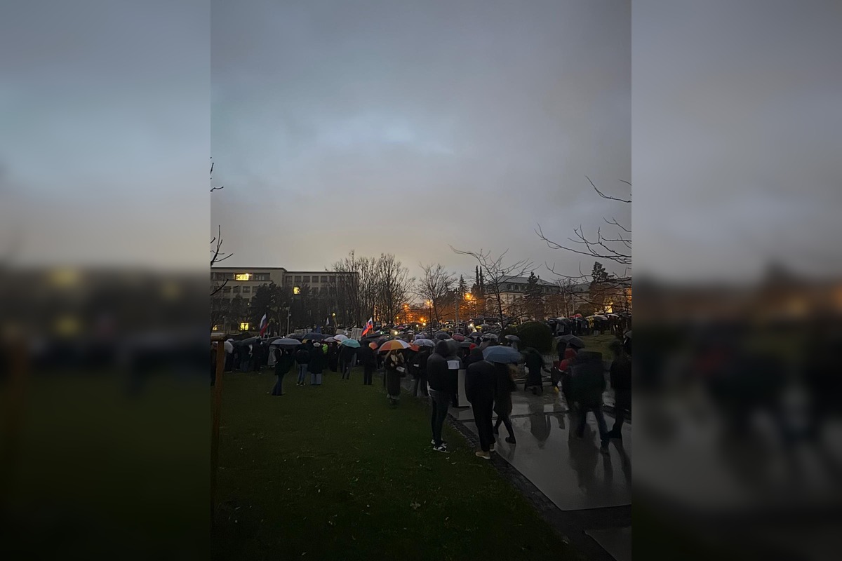 FOTO: Protesty a zhromaždenia v Bratislave a okolí. Námestie slobody bolo plné ľudí, foto 4