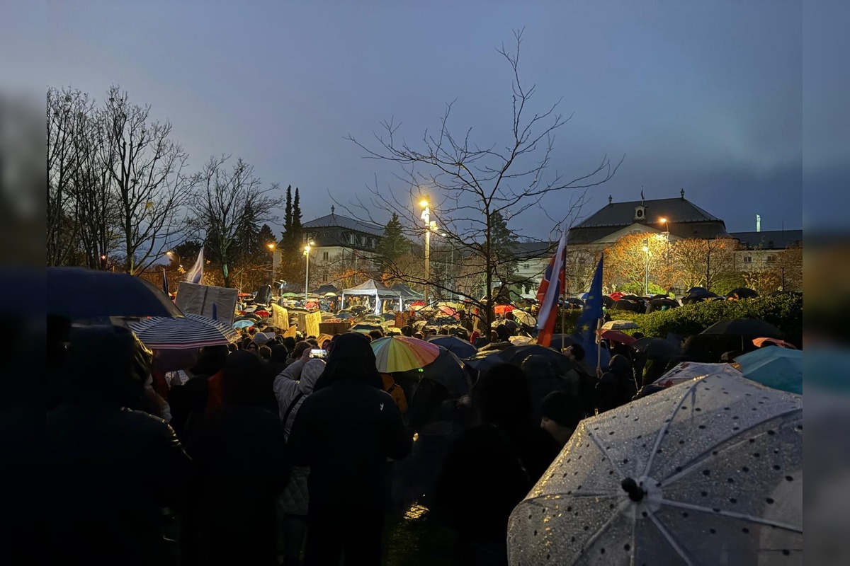 FOTO: Protesty a zhromaždenia v Bratislave a okolí. Námestie slobody bolo plné ľudí, foto 5