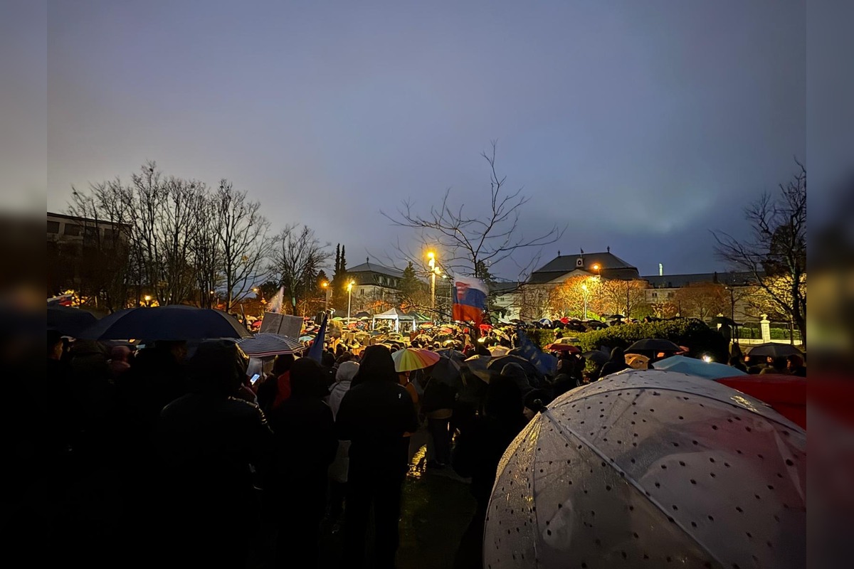 FOTO: Protesty a zhromaždenia v Bratislave a okolí. Námestie slobody bolo plné ľudí, foto 6