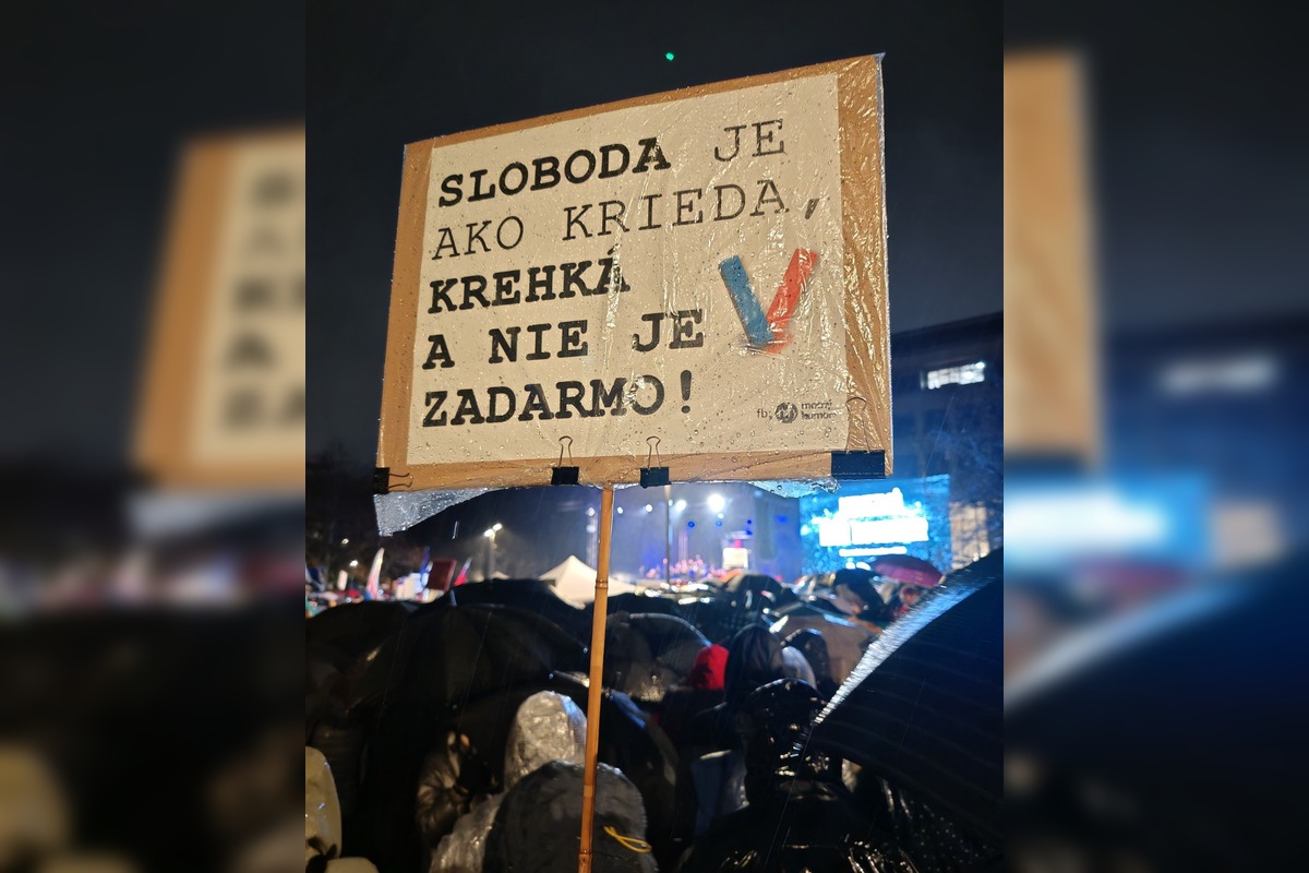 FOTO: Protesty a zhromaždenia v Bratislave a okolí. Námestie slobody bolo plné ľudí, foto 7