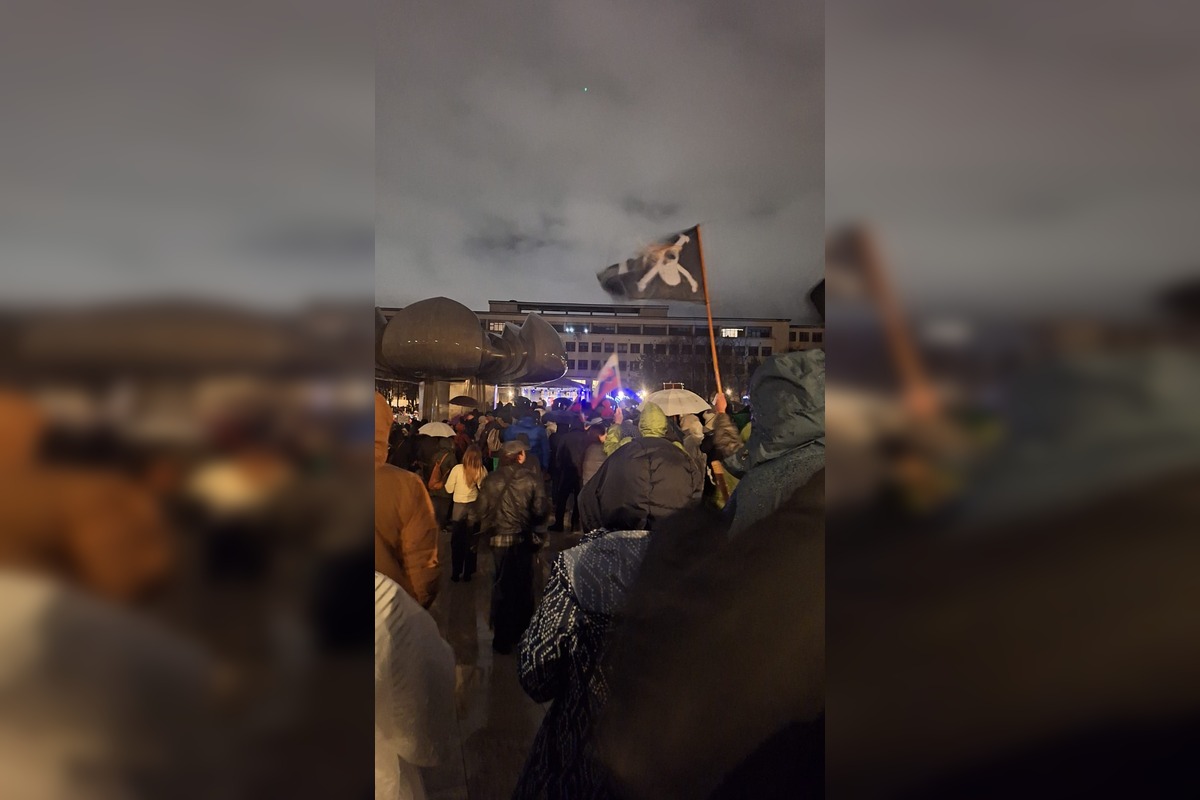 FOTO: Protesty a zhromaždenia v Bratislave a okolí. Námestie slobody bolo plné ľudí, foto 1