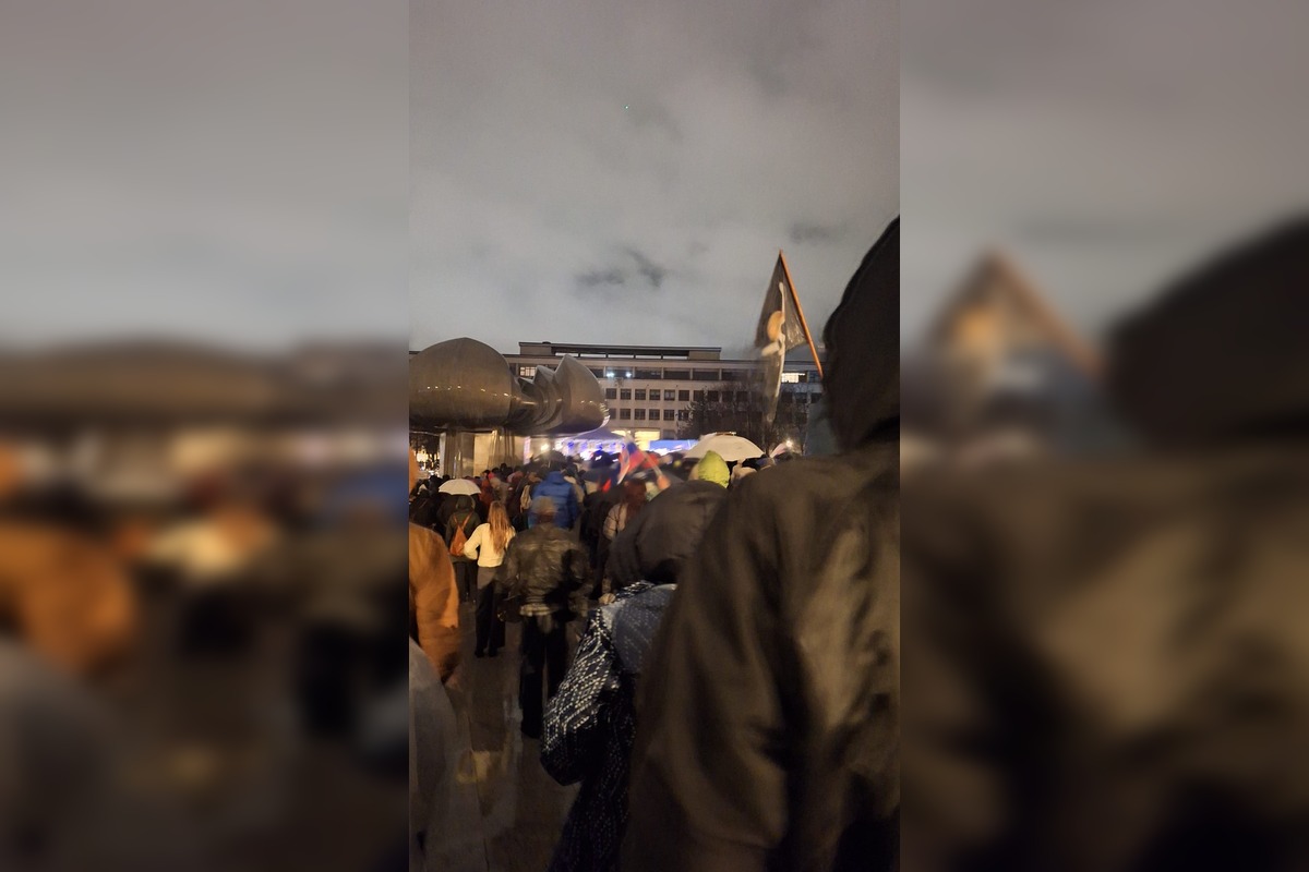 FOTO: Protesty a zhromaždenia v Bratislave a okolí. Námestie slobody bolo plné ľudí, foto 8