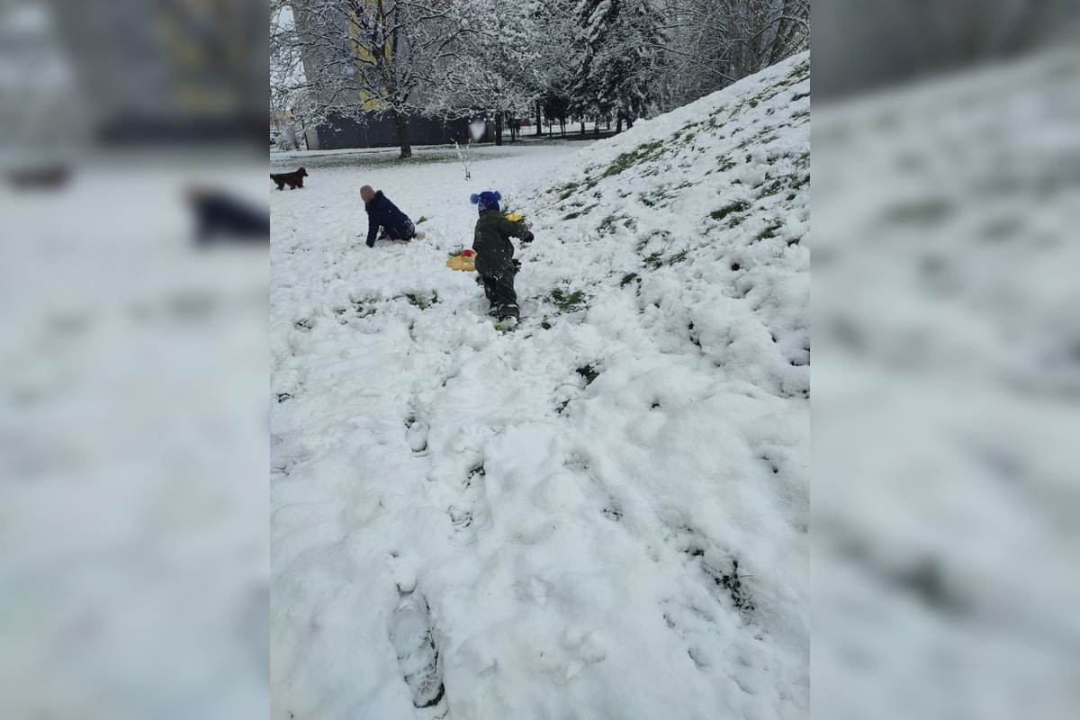 FOTO: V Petržalke sa tešia prvej snehovej nádielke, foto 3