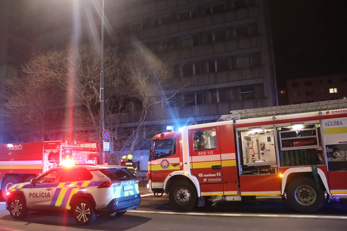 FOTO: Požiar bývalej policajnej ubytovni v Dúbravke, foto 1