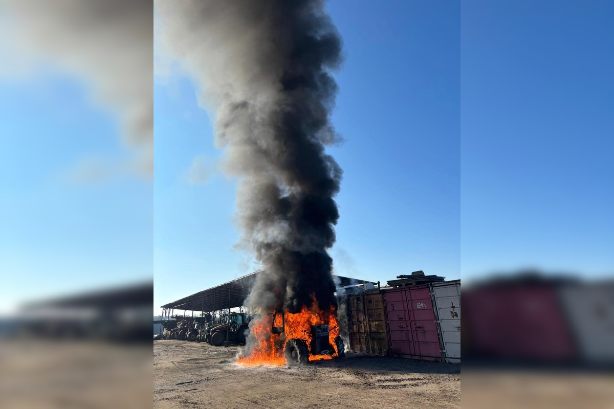 FOTO: Požiar pracovného stroja v obci Závod, foto 1