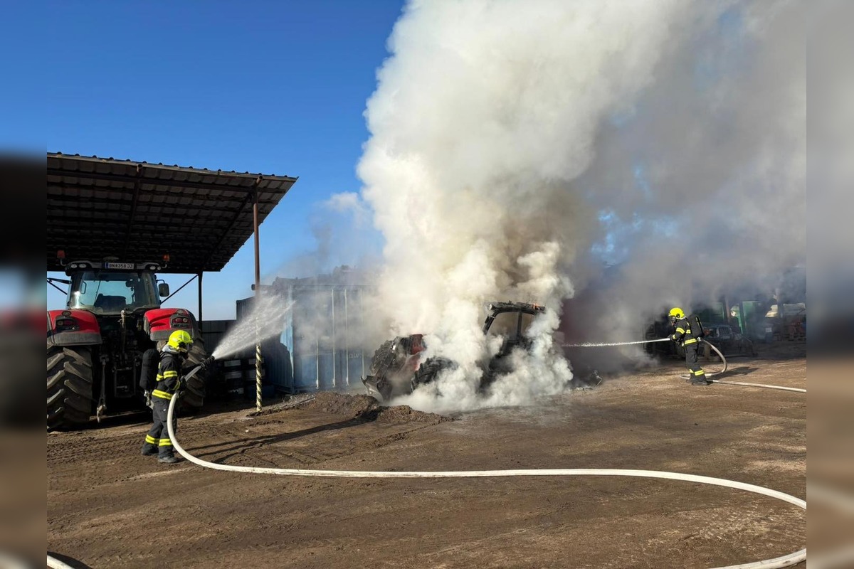 FOTO: Požiar pracovného stroja v obci Závod, foto 3