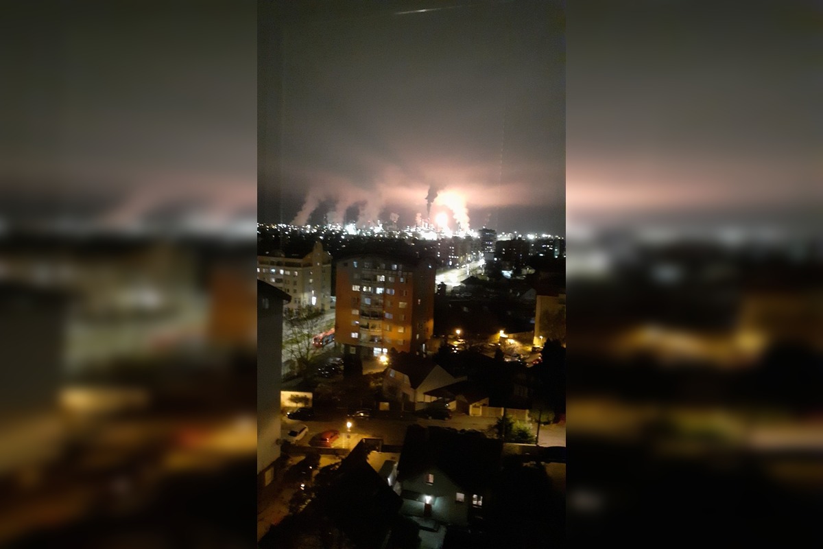 FOTO: Ružinovčania vo veľkom fotili žiaru v Slovnafte, foto 3