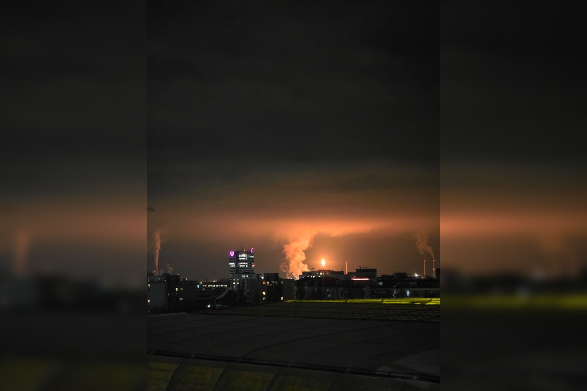 FOTO: Ružinovčania vo veľkom fotili žiaru v Slovnafte, foto 4