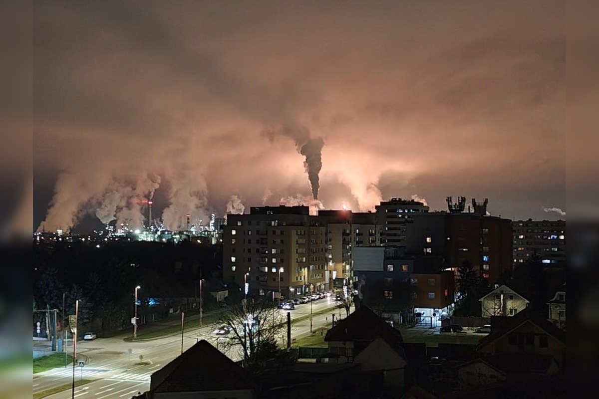 FOTO: Ružinovčania vo veľkom fotili žiaru v Slovnafte, foto 8