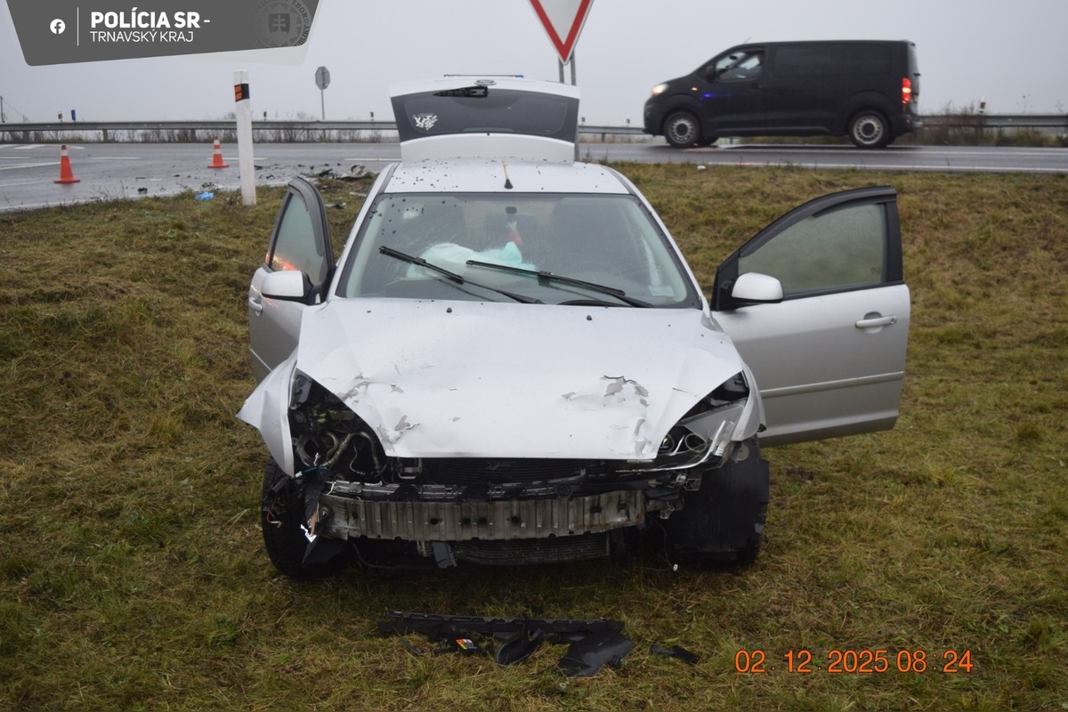 FOTO: Zábery z dopravnej nehody, pri ktorej skončil hokejista v nemocnici, foto 2