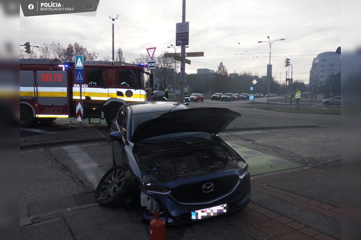 FOTO: Ranná nehoda na križovatke Ružinovská – Tomášikova, foto 1