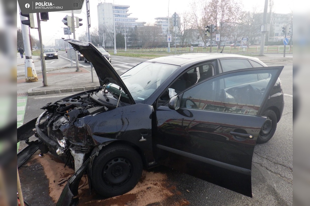 FOTO: Ranná nehoda na križovatke Ružinovská – Tomášikova, foto 2