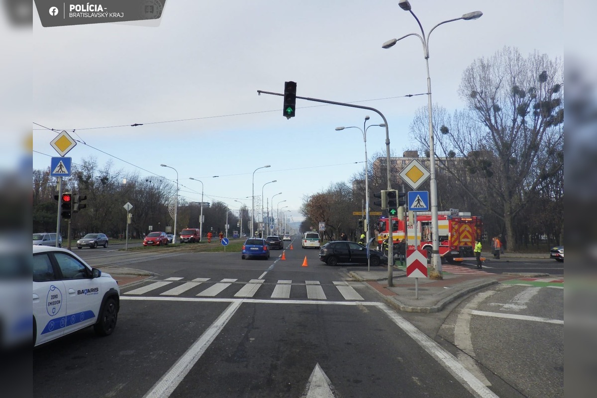 FOTO: Ranná nehoda na križovatke Ružinovská – Tomášikova, foto 4