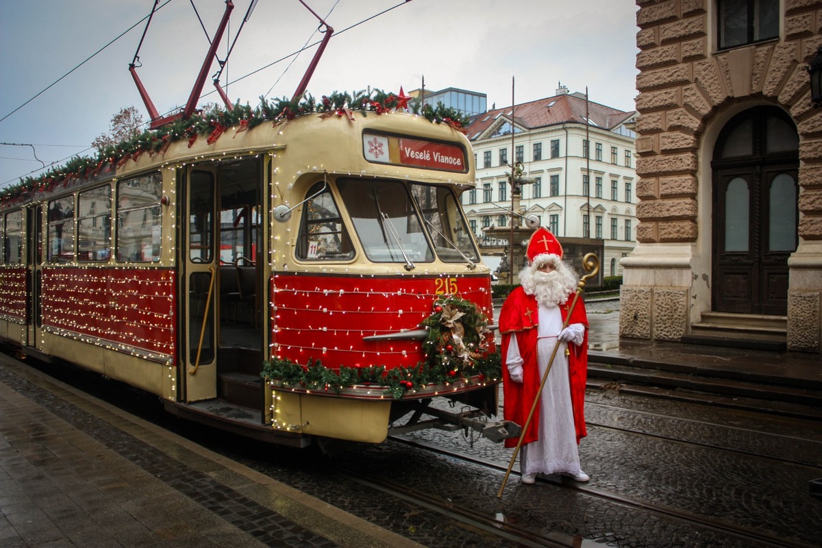 FOTO: Vianočná električka v Bratislave 2025, foto 2