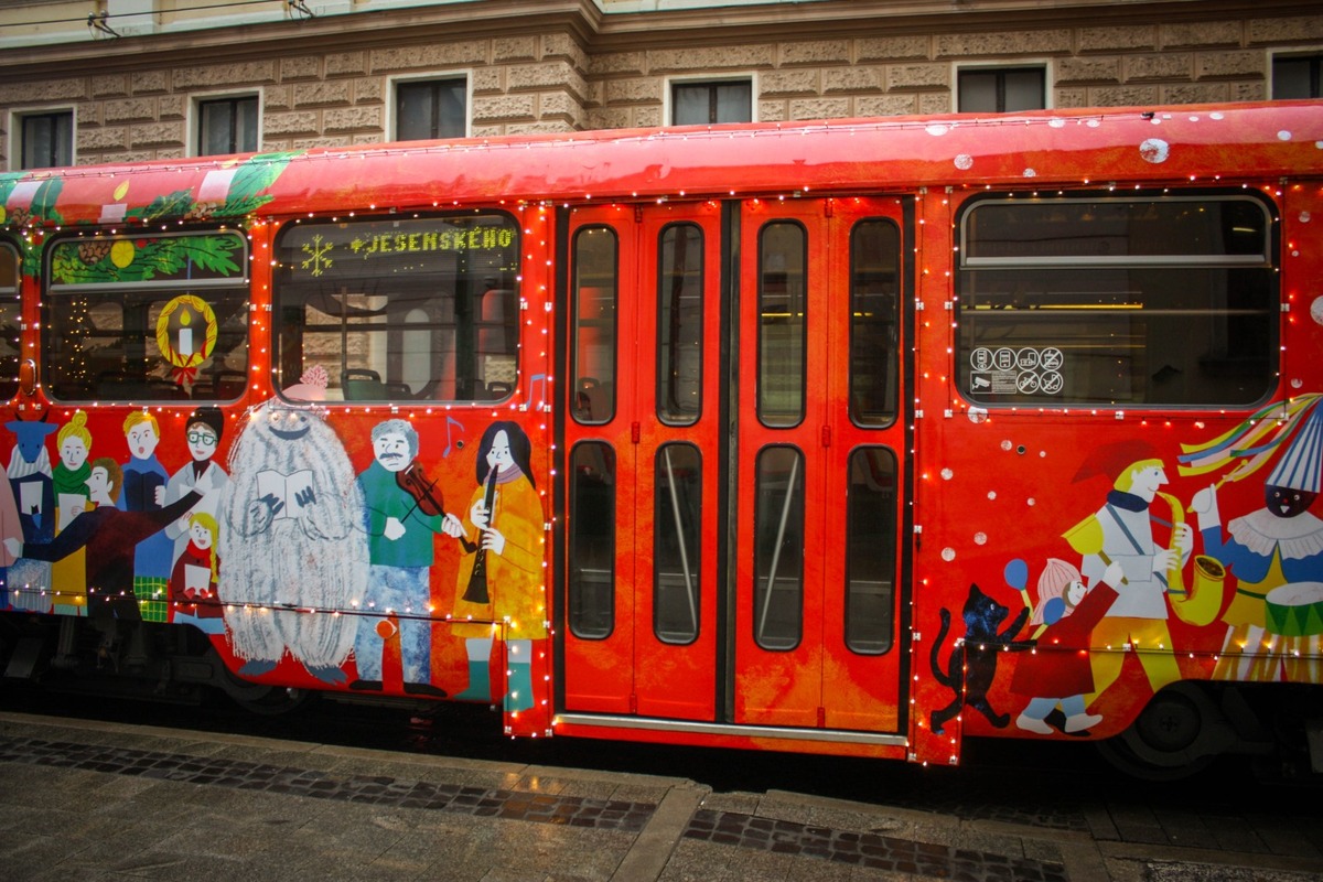 FOTO: Vianočná električka v Bratislave 2025, foto 4