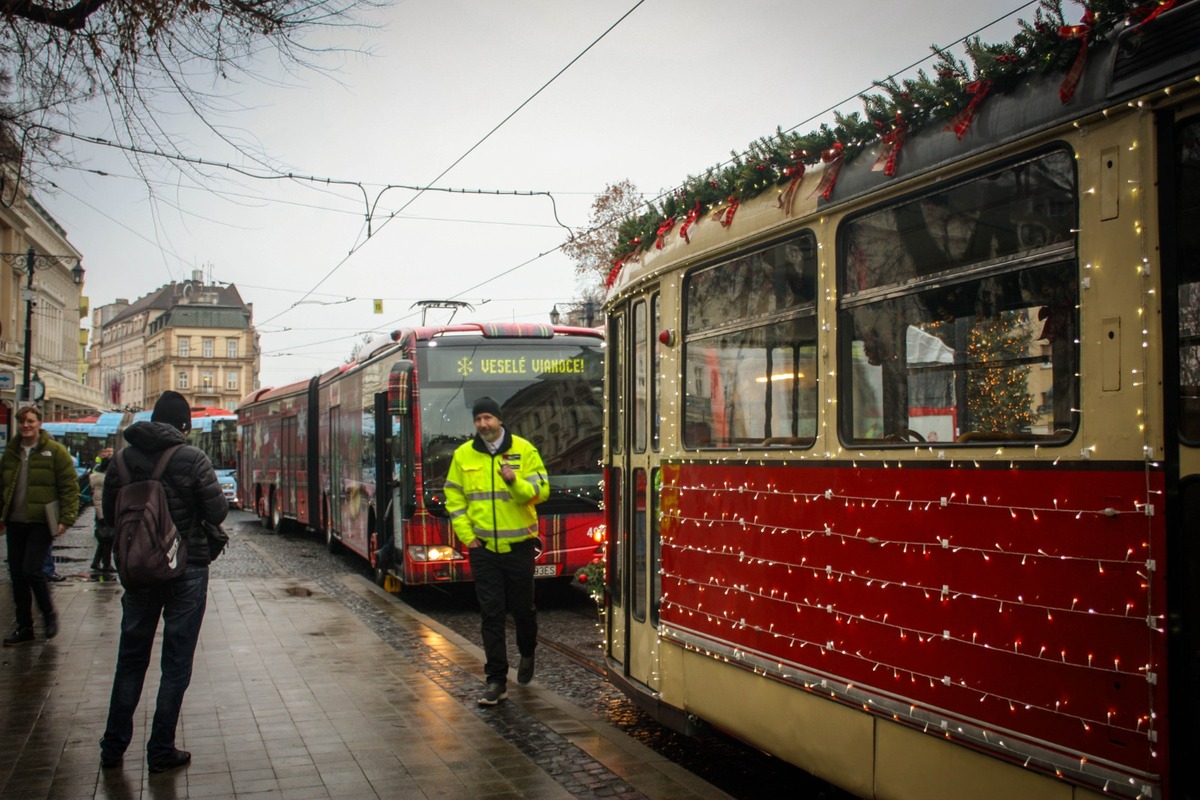 FOTO: Vianočná električka v Bratislave 2025, foto 8
