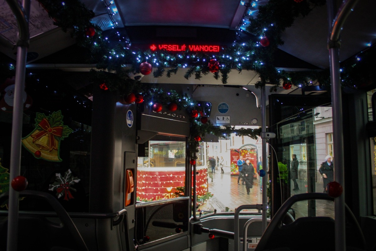 FOTO: Vianočná električka v Bratislave 2025, foto 15