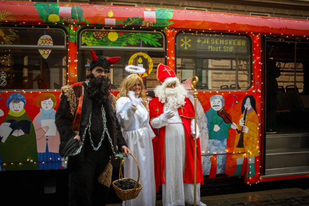 FOTO: Vianočná električka v Bratislave 2025, foto 29