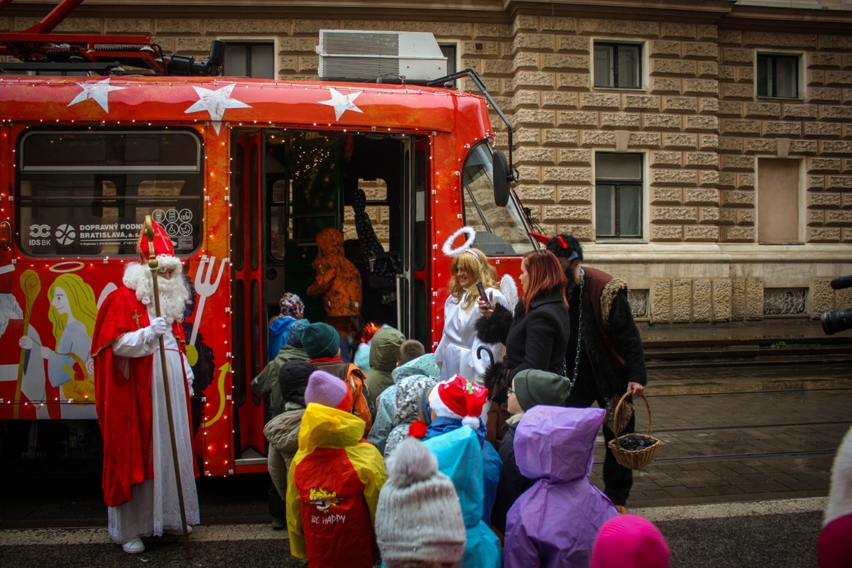 FOTO: Vianočná električka v Bratislave 2025, foto 32